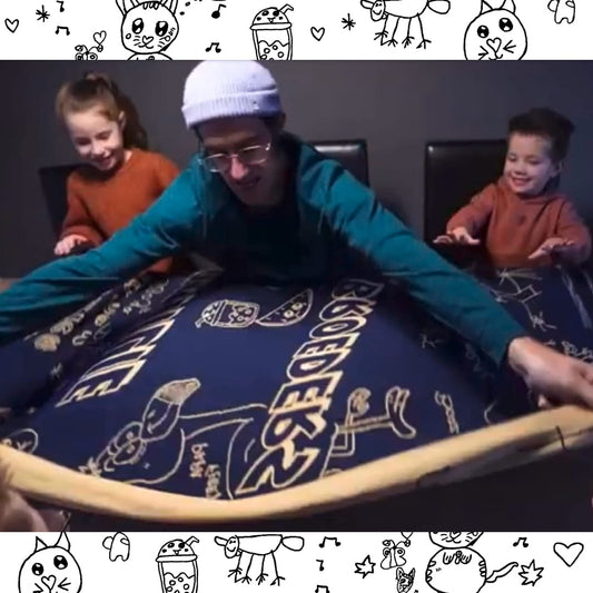 Familienmitglieder zeigen ihre gestrickte Decke, die sie mit der praktischen A3-Zeichenvorlage von Relooped angefertigt haben.