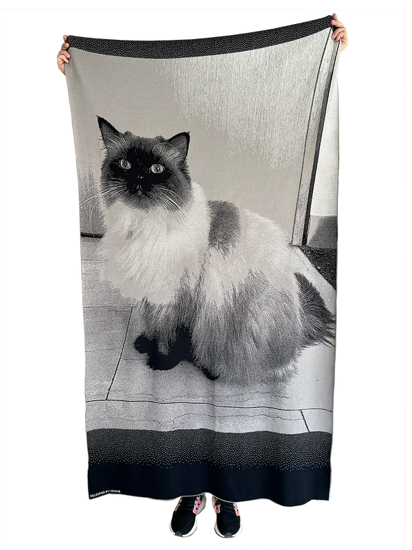 Relooped by You knitted blanket with photo is the perfect way to keep your precious moments cuddly close! This knitted photo blanket features a portrait of our cat. Choose your color combination and personalize your photo blanket with your name knitted in the bottom left of the hem.