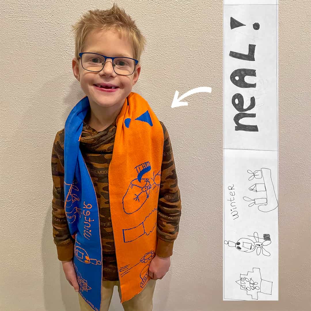 Persoonlijke gebreide kindersjaal met naam en illustratie uit een kindertekening