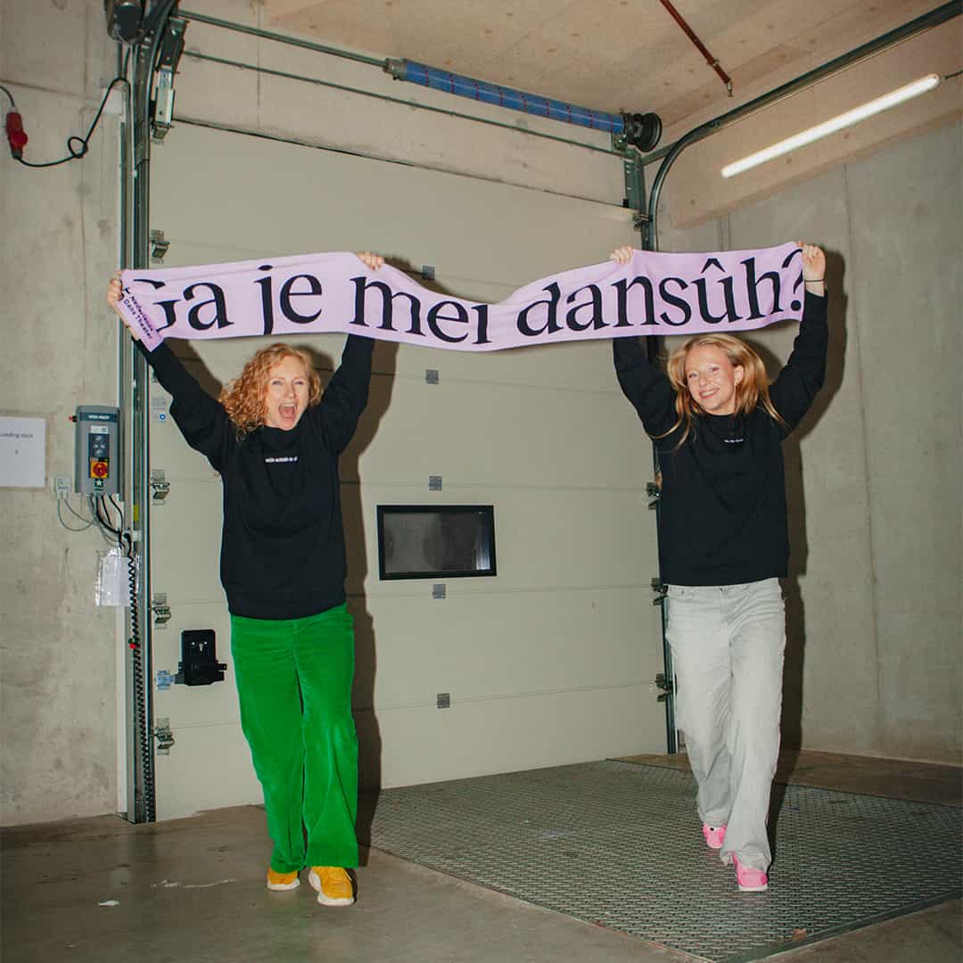 Limited edition sjaal voor Nederlands Dans Theater omhoog gehouden tijdens fotocampagne