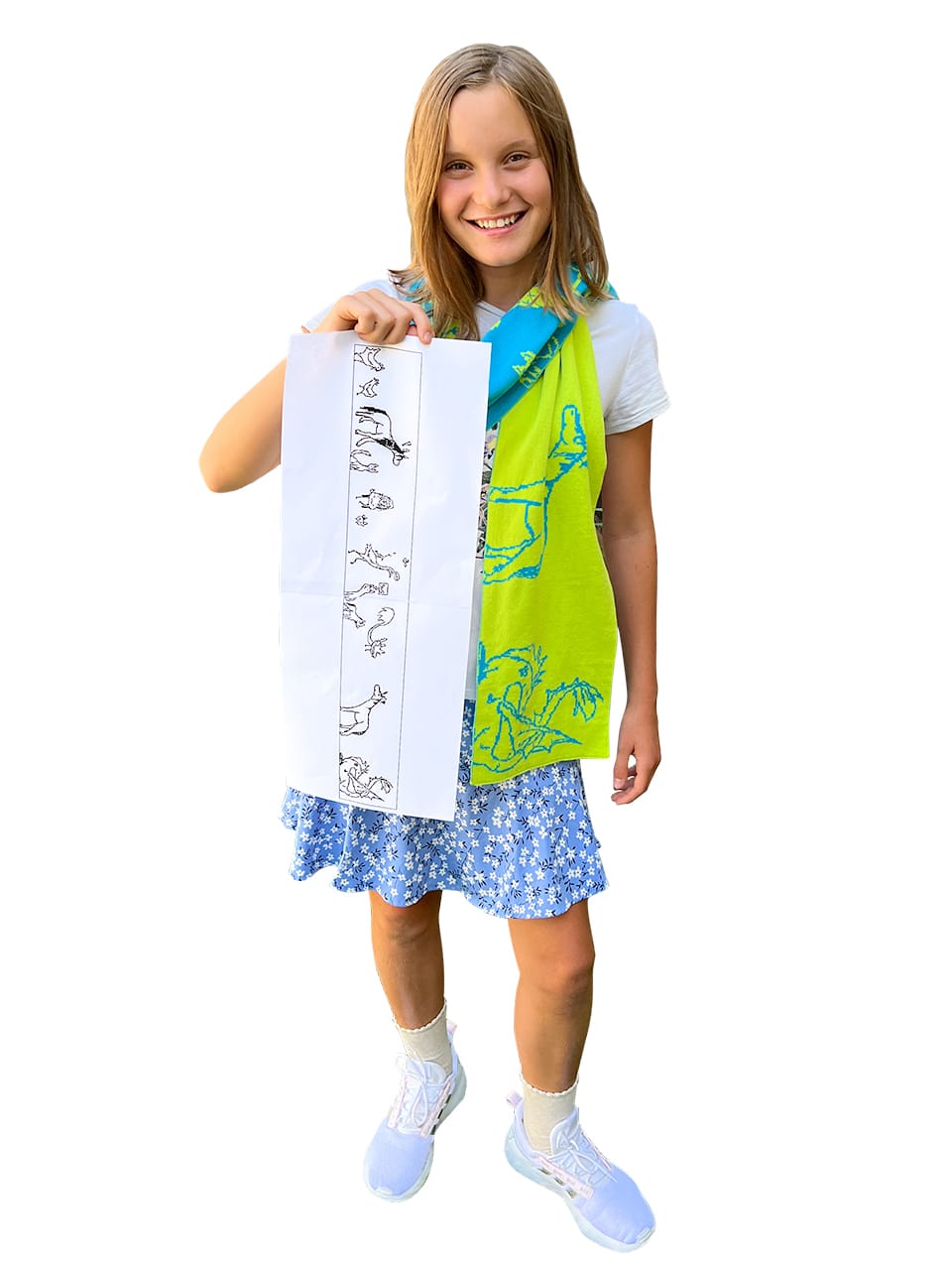 Meisje draagt een gebreide kindersjaal gemaakt van haar eigen tekening