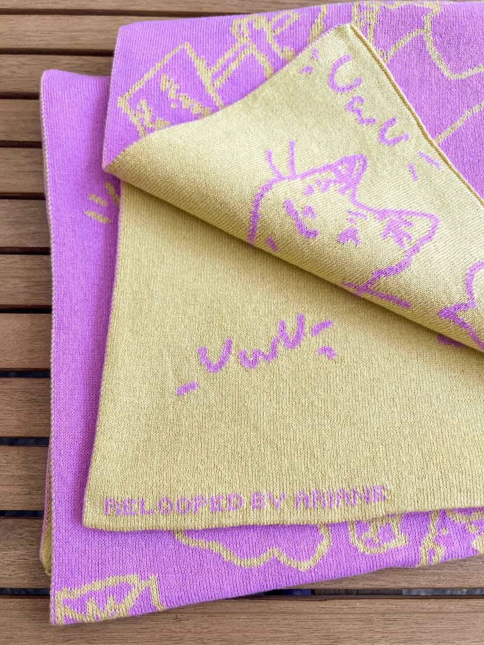 Personalisieren Sie Ihre Babydecke mit dem Namen, der in den Saum gestrickt wird. Die luxuriöse Babydecke mit Namen ist ein wirklich einzigartiges und persönliches Geschenk für die Mutterschaft.