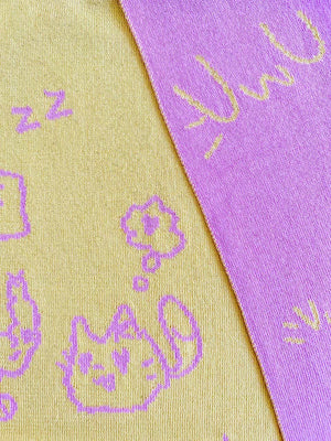 Een zachte stof voor een gebreid babydekentje is gemaakt met roze en gele katoenen garens. Wij gebruiken milieuvriendelijk gerecycled katoen voor alle ledikant dekens van Relooped by You.