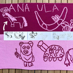 Dit is een schattige kindertekening van boerderijdieren gemaakt door Ana Ula. We hebben er een zachte kindersjaal van gebreid in paarse kleurencombinatie.