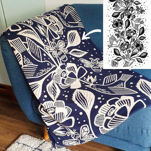 Een prachtig plaid met bloemen op de bank. We hebben deze illustratie gebreid tot een uniek plaid van hoge kwaliteit voor een Nederlandse illustrator.