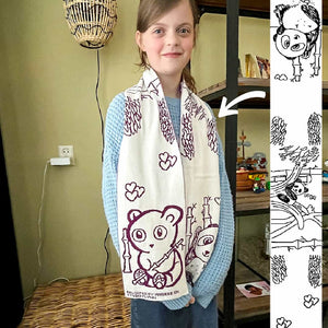 Dit schattige ontwerp voor een kindersjaal heeft een tekening met pandaberen. Marieke heeft deze tekening gemaakt op ons papieren tekensjabloon en wij hebben er een zachte gebreide sjaal van gemaakt.