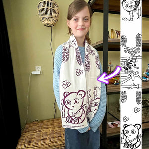 Dit schattige ontwerp voor een kindersjaal heeft een tekening met pandaberen. Marieke heeft deze tekening gemaakt op ons papieren tekensjabloon en wij hebben er een zachte gebreide sjaal van gemaakt.