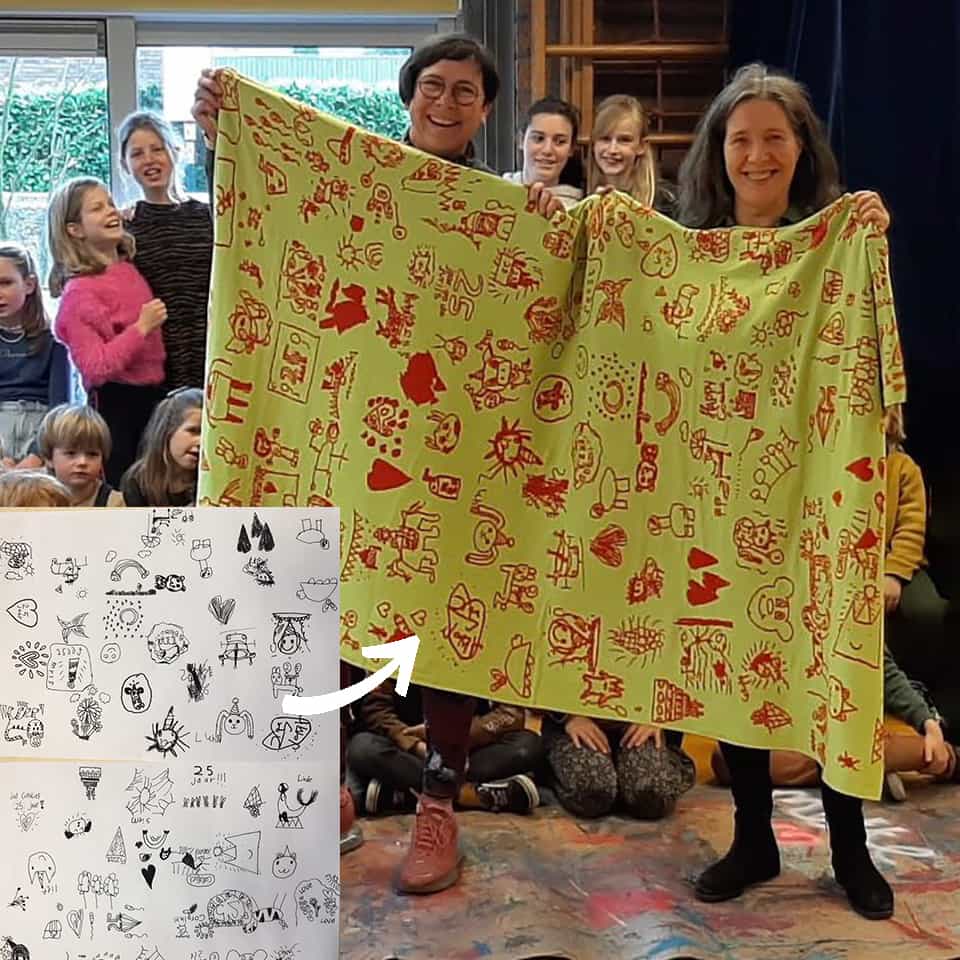 Deze plaid is gemaakt als persoonlijk cadeau voor een lerares op een basisschool. De kinderen maakten elk een tekening tijdens een tekenworkshop op school. Wij maakten het ontwerp voor de deken en breiden een zachte plaid. Wat een gaaf cadeau voor een juf!