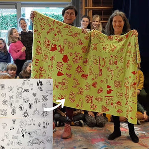 Deze plaid is gemaakt als persoonlijk cadeau voor een lerares op een basisschool. De kinderen maakten elk een tekening tijdens een tekenworkshop op school. Wij maakten het ontwerp voor de deken en breiden een zachte plaid. Wat een gaaf cadeau voor een juf!