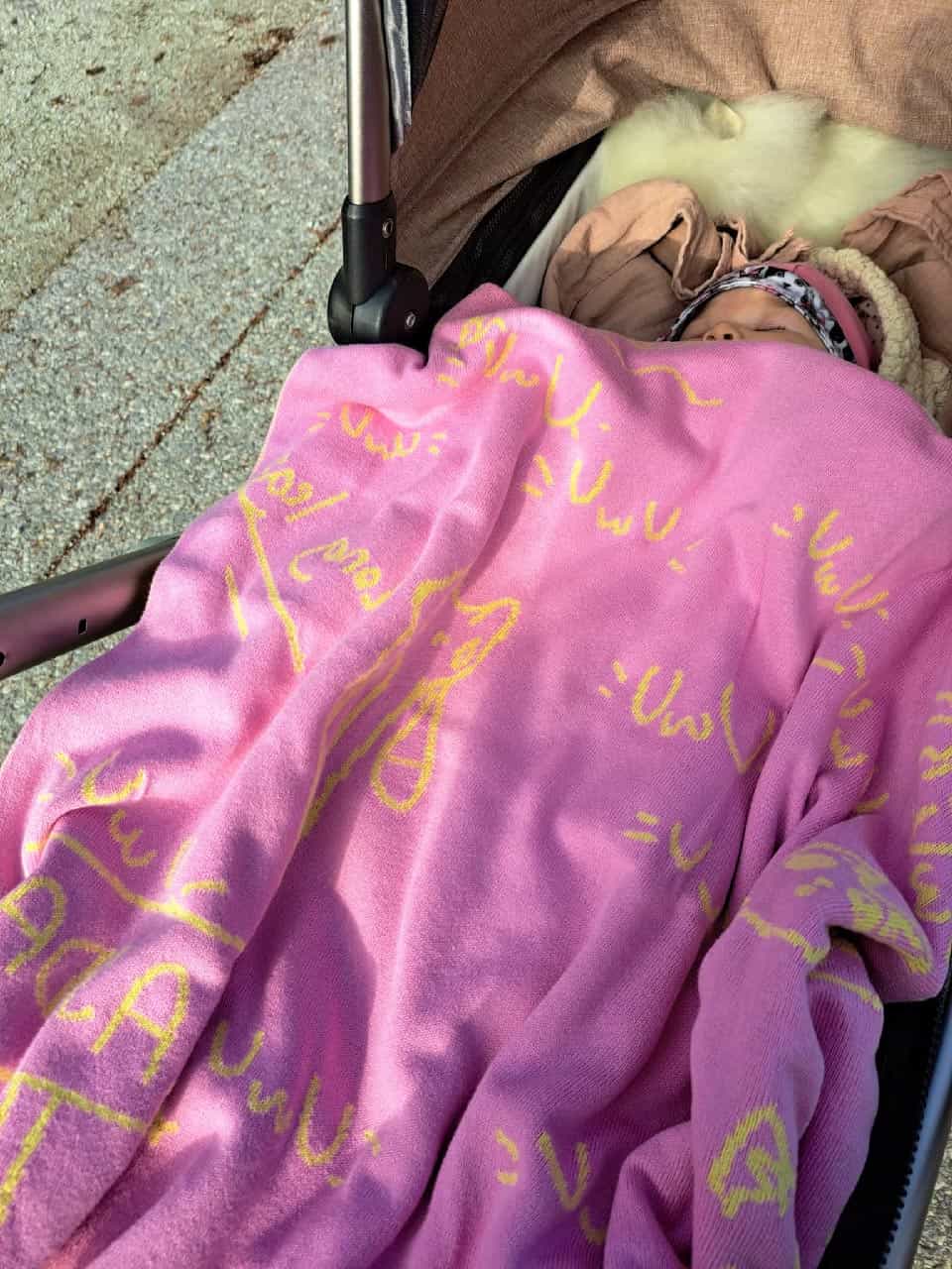 Een zacht katoenen babydekentje is perfect om je baby knus te houden in de buggy. Bij Relooped breien we je eigen ontwerpen tot katoenen dekentjes van duurzaam katoen.