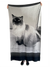 Relooped by You gebreide deken met foto is de perfecte manier om je dierbare momenten knuffelig dichtbij te houden! Op deze gebreide fotodeken staat een portret van onze kat. Kies je kleurencombinatie en personaliseer je fotodeken met je naam die linksonder in de zoom wordt gebreid. 