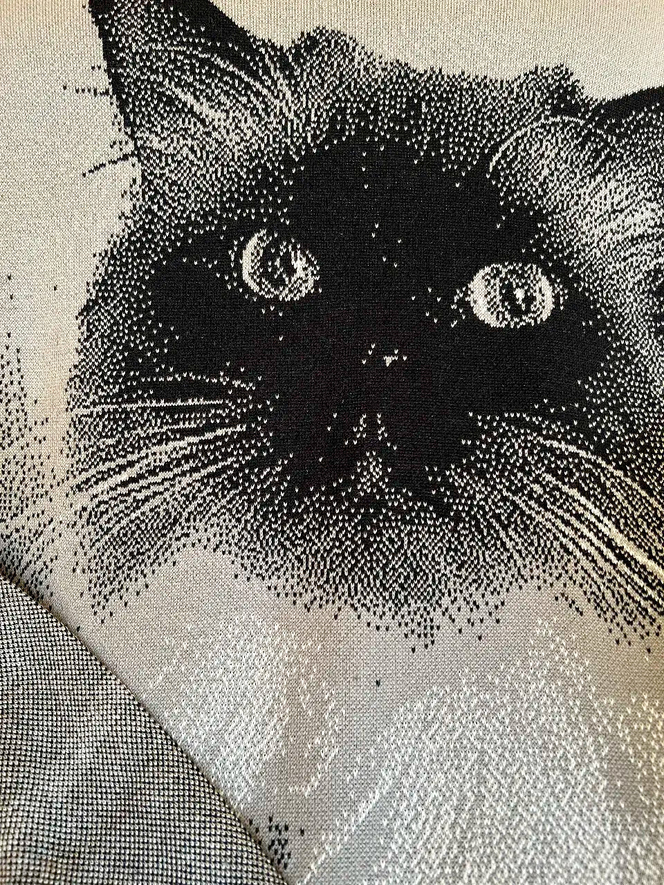 Een close-up foto van de gebreide fotodeken toont de duidelijk zichtbare breisteken. Deze unieke dekentje met foto is op maat gemaakt van duurzaam katoen en bevat een gebreide foto van jouw dierbare momenten. Personaliseer de deken met jouw naam die gebreid wordt in de zoom. Kies ook je eigen kleurencombinatie. Een bijzonder aandenken.