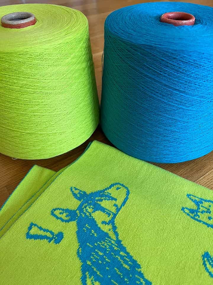 Biologische katoengarens en gebreide sjaal met tekening in twee kleuren