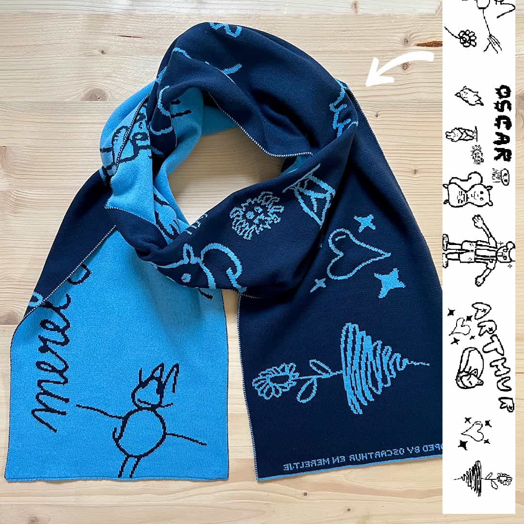 Gebreide kindersjaal met blauw ontwerp gebaseerd op een kindertekening