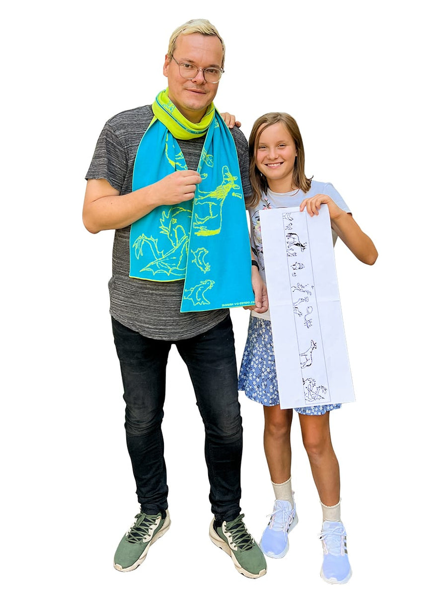 Volwassene draagt een gebreide sjaal, ontworpen vanuit een eigen tekening