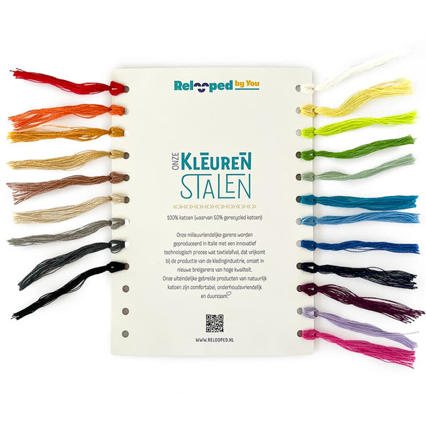 Mit den Farbmustern von Relooped by You können Sie alle Farben der Strickgarne aus unserer Garnbibliothek sehen. Sie können die Farbmuster kostenlos bestellen. So können Sie ganz einfach die Farben für Ihr nächstes Design für Ihren eigenen Schal oder Ihre Decke auswählen.