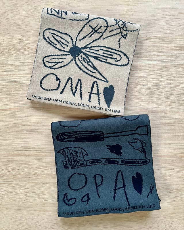 Gepersonaliseerde sjaals voor oma en opa gebreid van kindertekeningen