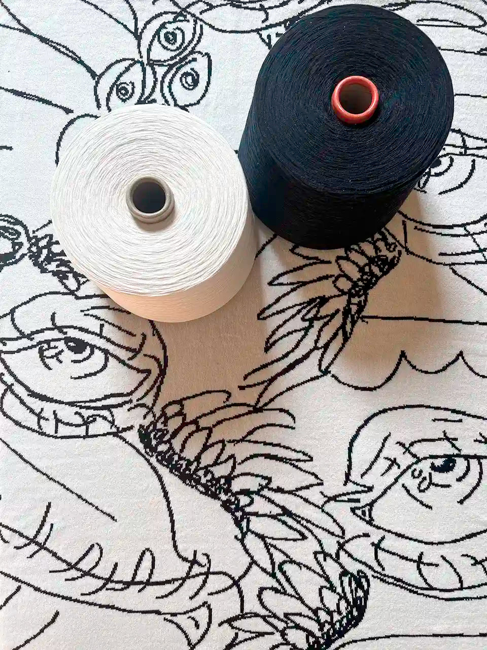 Bij Relooped by You breien we jouw tekening tot een uniek plaid. Je eigen plaid is een perfecte woondecoratie en voegt een persoonlijk tintje toe aan je woon- of slaapkamer. Het zal prachtig staan op je bank. Je kunt de deken personaliseren met je eigen kleurkeuze.