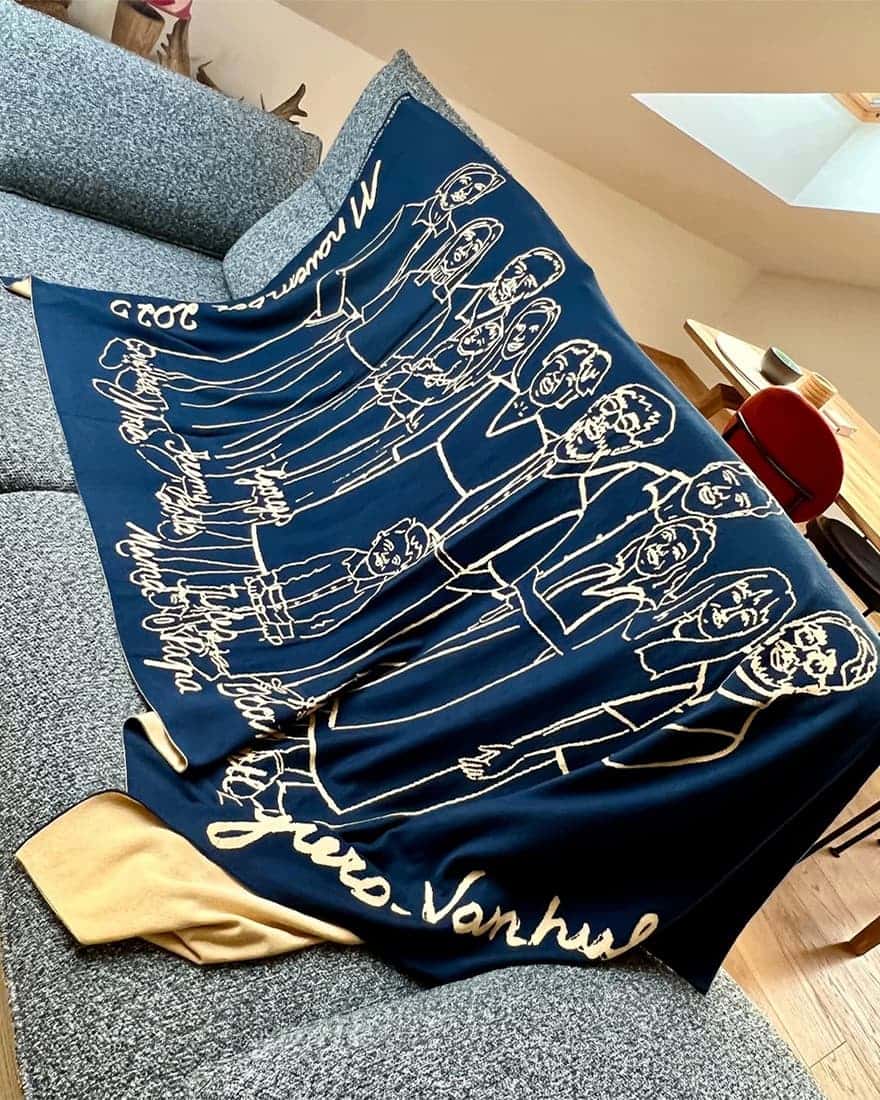 Gebreide plaid met lijntekening familieportret, een persoonlijk cadeau waarin een familietekening wordt omgezet in textiel