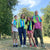 Familieportret van Relooped by You oprichters. Ouders met twee kinderen dragen allemaal sjaals met identiek ontwerp.