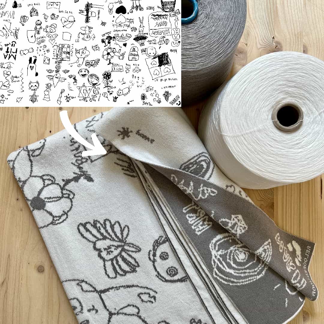 Bij Relooped by You kun je een plaid breien met je eigen ontwerp. Wij breien jouw tekeningen tot prachtige intarsia gebreide dekens in twee kleuren. Je kunt je deken personaliseren met je eigen kleurkeuze. Dit is een mooie grijs-witte deken met kindertekeningen. Een bijzonder en persoonlijk cadeau. 