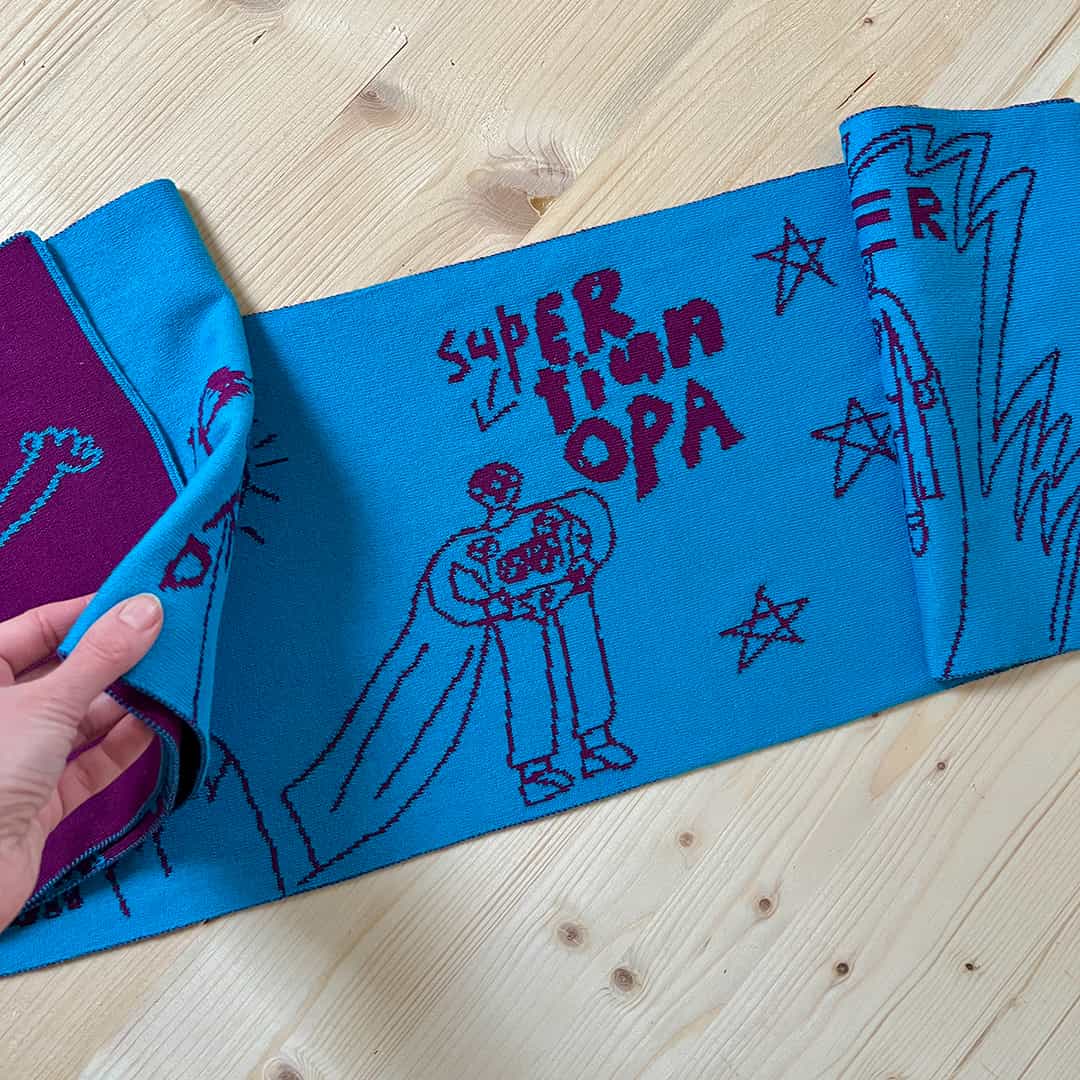 Gebreide sjaal met tekening en tekst, ontworpen als persoonlijk cadeau